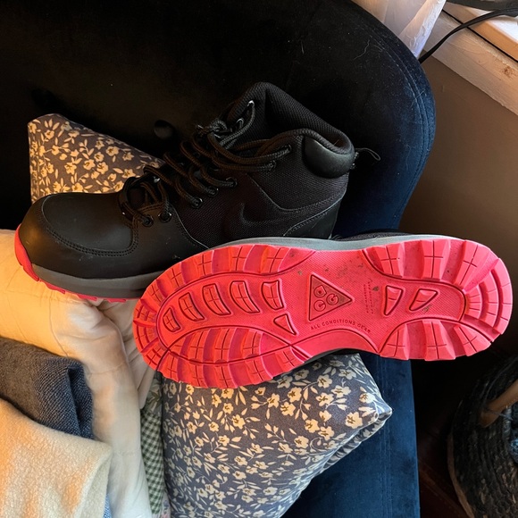 Nikes Sneakers - Picture 2 of 2